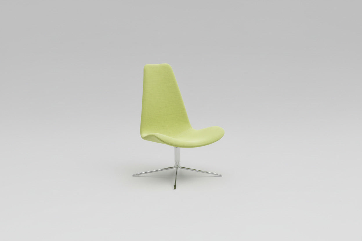 Offecct Spoon High loungestol i grøn polstring set forfra med krom stel og 40 cm siddehøjde.